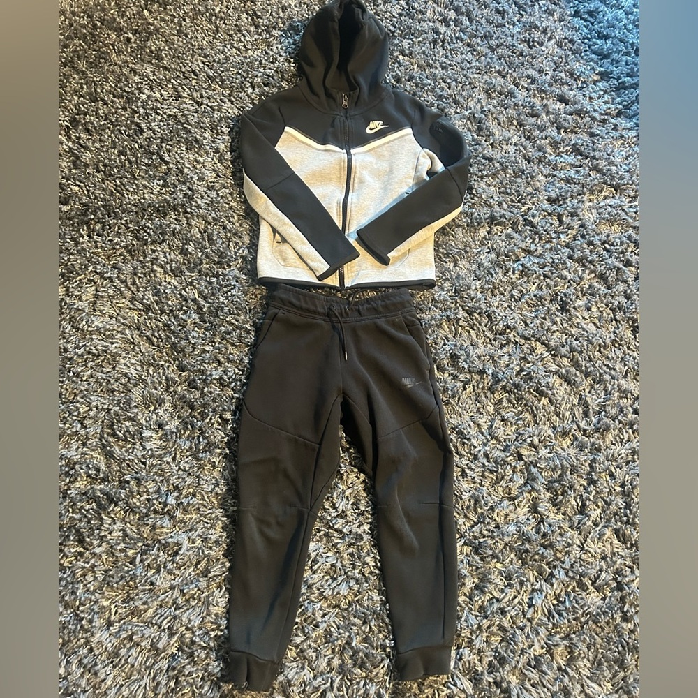 Black & Gray Nike Tech Sweatsuit sz Small